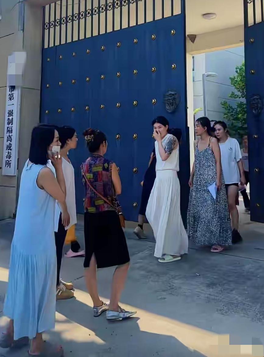 这样的地方，是留给社会上失足青年的忏悔之地的。怎么画风就变了，女性朋友如此之多。