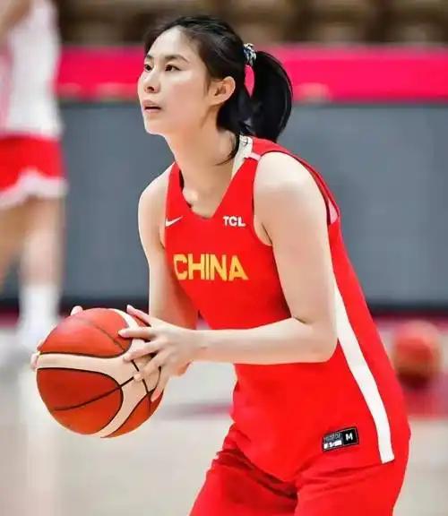 直到看了王思雨的采访，我才明白什么叫真正的“慕强”。1米75的女篮主力，非1米9