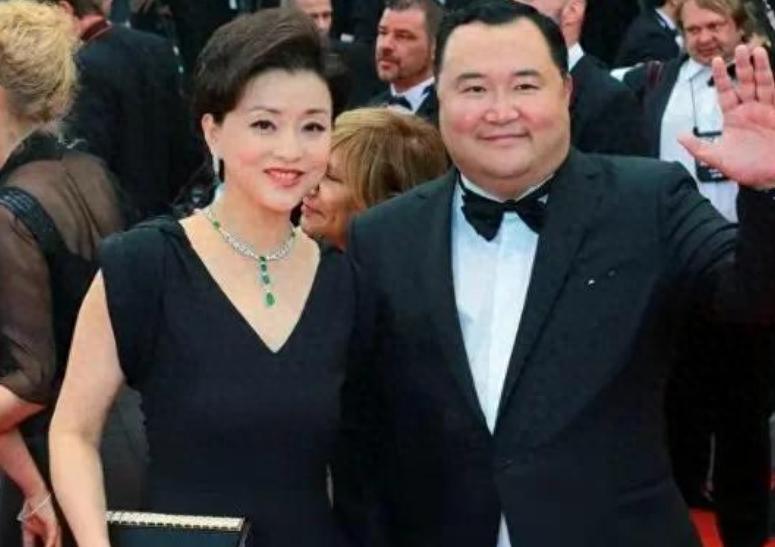 1994年，富豪吴征斥资500万买下一艘游艇，把有夫之妇杨澜邀到游艇大胆表白。杨