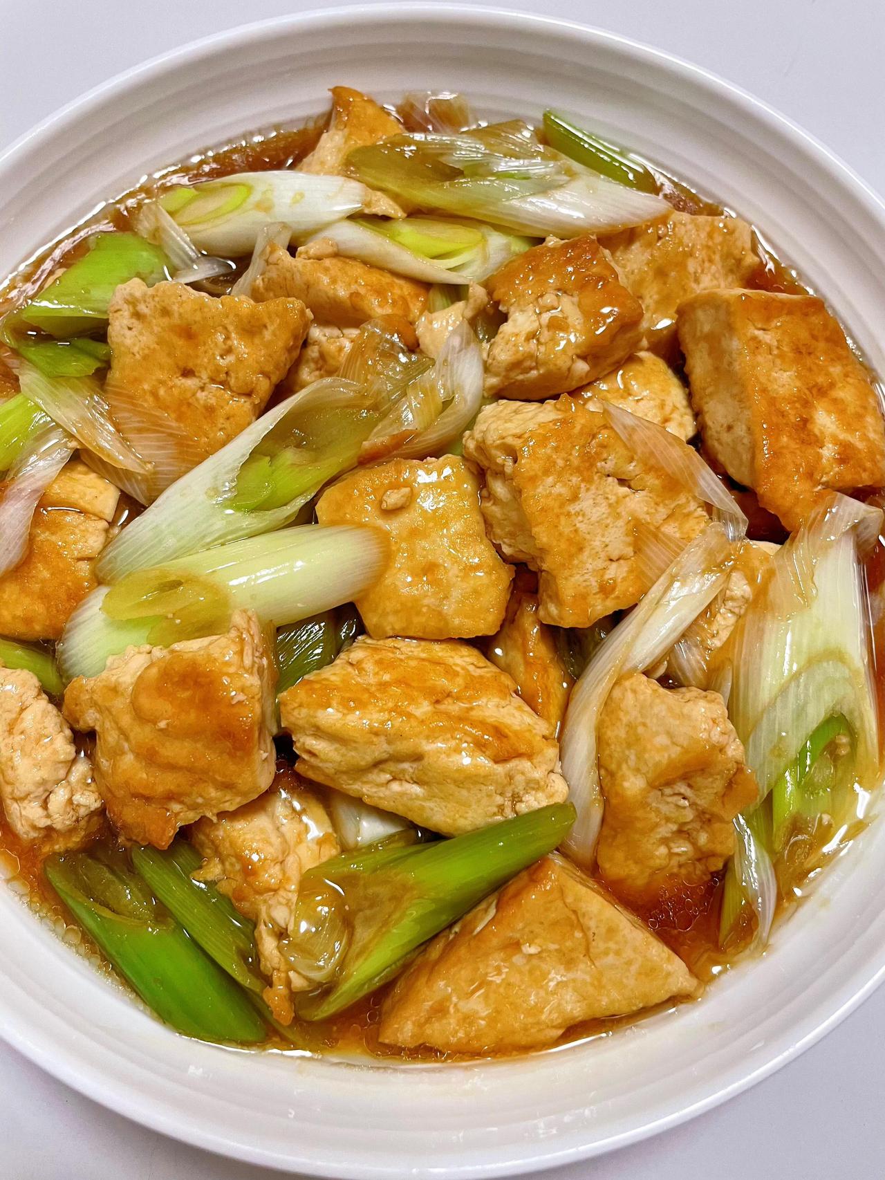 替大家试过了，葱烧豆腐真的巨好吃！一块豆腐+一根大葱，在家就能做出饭店味儿，葱香