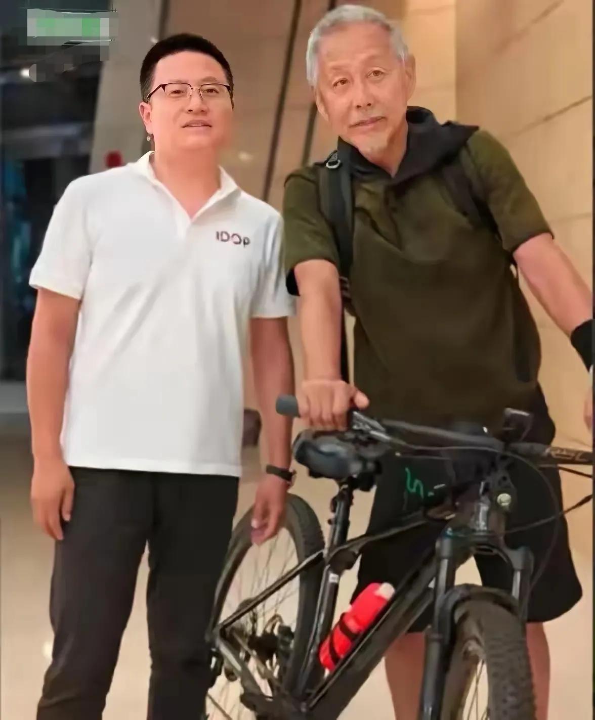 大家看这位白发苍苍的老爷爷，仔细一看，原来是著名演员陈道明，岁月不饶人，一代儒雅