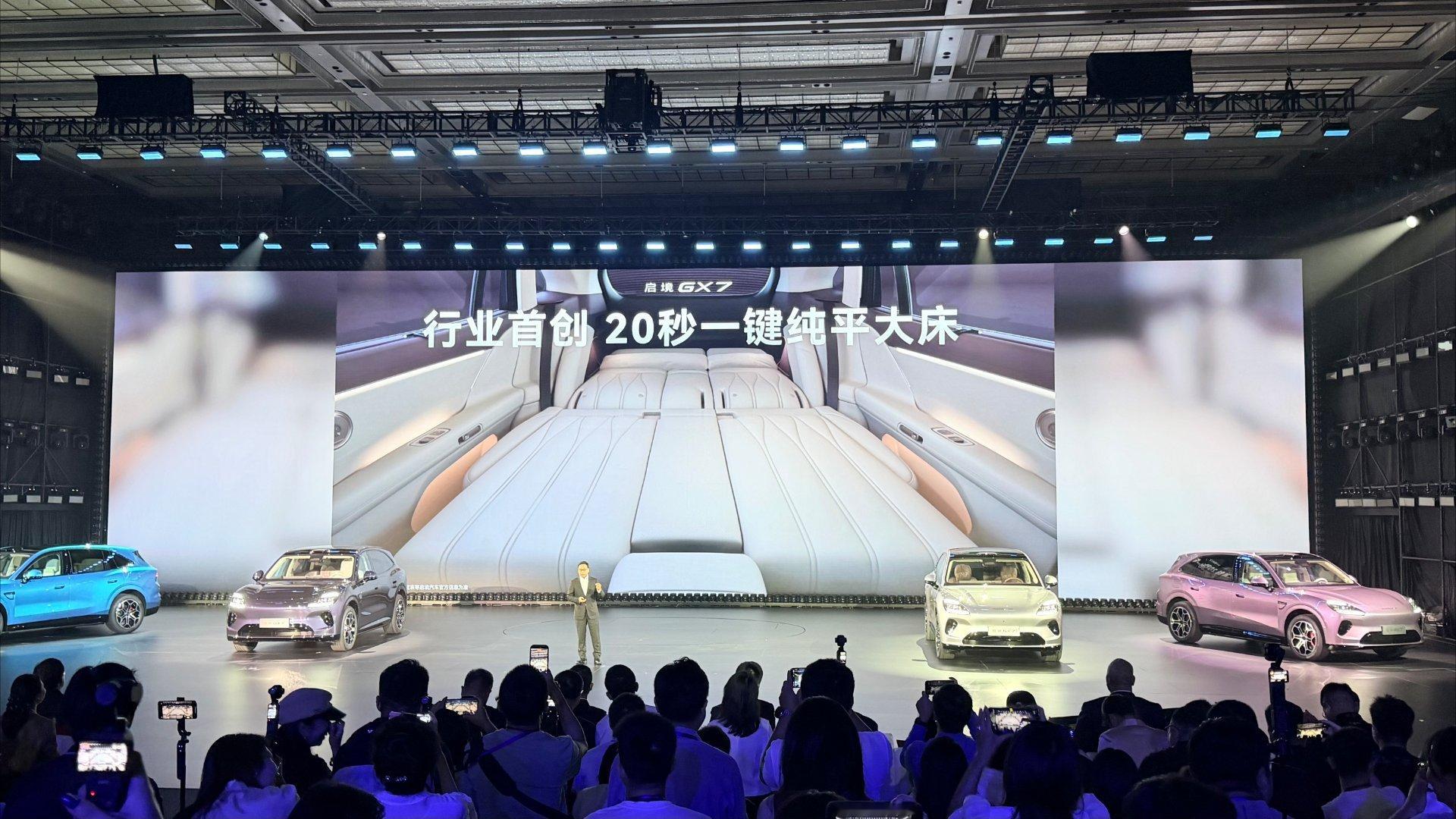 作为阔五座智能百变SUV,启境GX7带来的行业首创20秒一键纯平大床功能，超过1