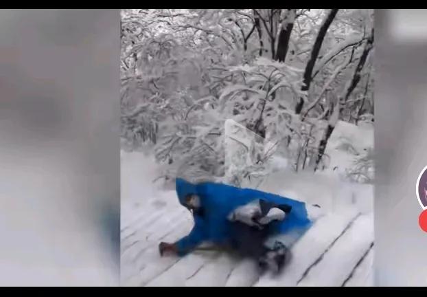 疯了、疯了、这大雪天还爬什么黄山？
这哪里是赏雪景，是在玩命？
即使隔着屏幕看脚