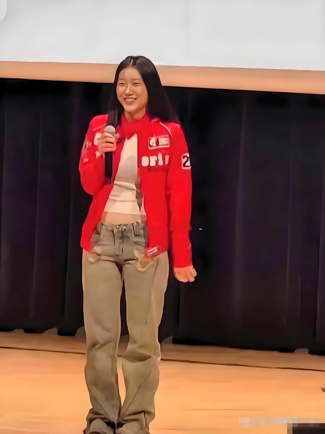 陈奕迅的女儿陈康堤出道了，有网友说陈康堤的‌骨相和侧脸轮廓与刘亦菲高度相似‌，尤