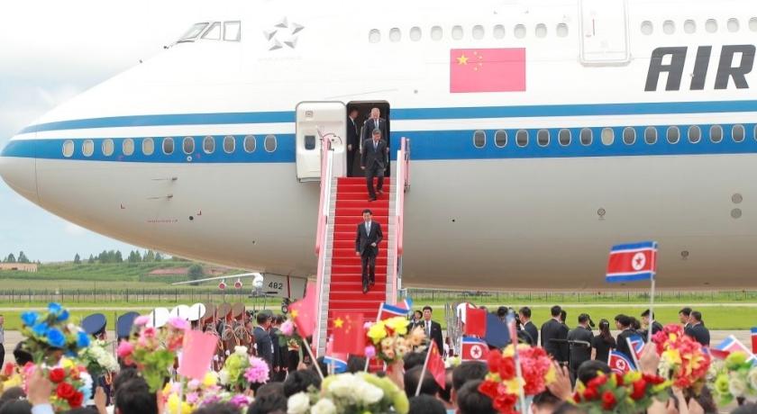 平壤顺安国际机场沸腾了！7月15日中国代表团抵达朝鲜，获超规格接待；朝鲜人民军仪