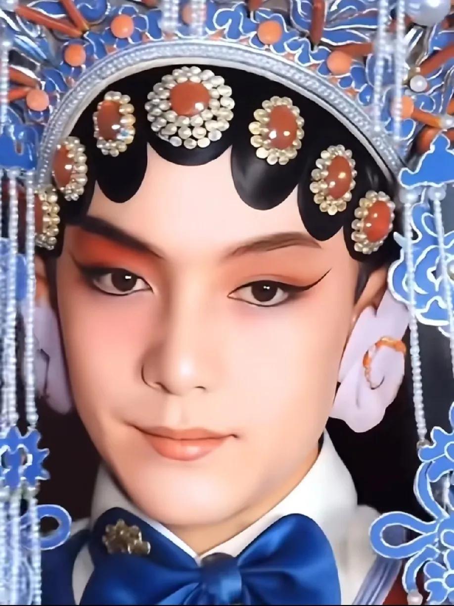 他身上那股贵气，真不像没根基的人能养出来的——明明是战争时期的孤儿，被领养不过是