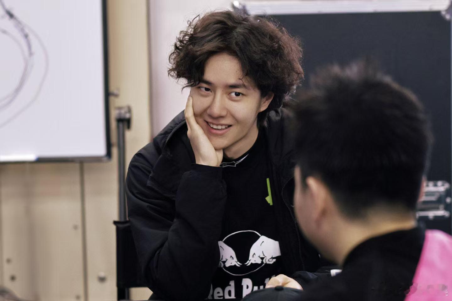 王一博卷毛笑王一博怼脸随拍王一博怼脸随拍，卷毛笑可爱，行呀行呀 