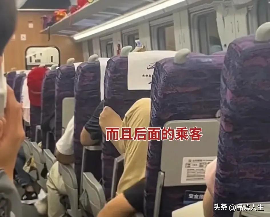 太随便了！大妈把动车车厢当成自己家，不止把鞋脱掉，还做起了瑜伽。
平常，咱们在手