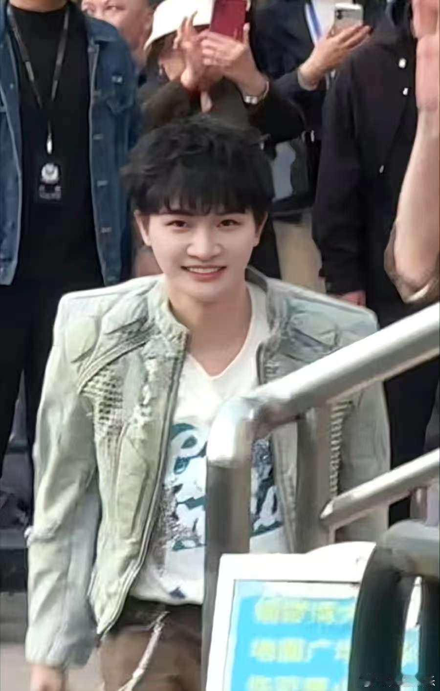  周深还是太有节目了 吹爆周深！他让《奔跑吧13》瞬间充满戏剧性，打造庭审既视感