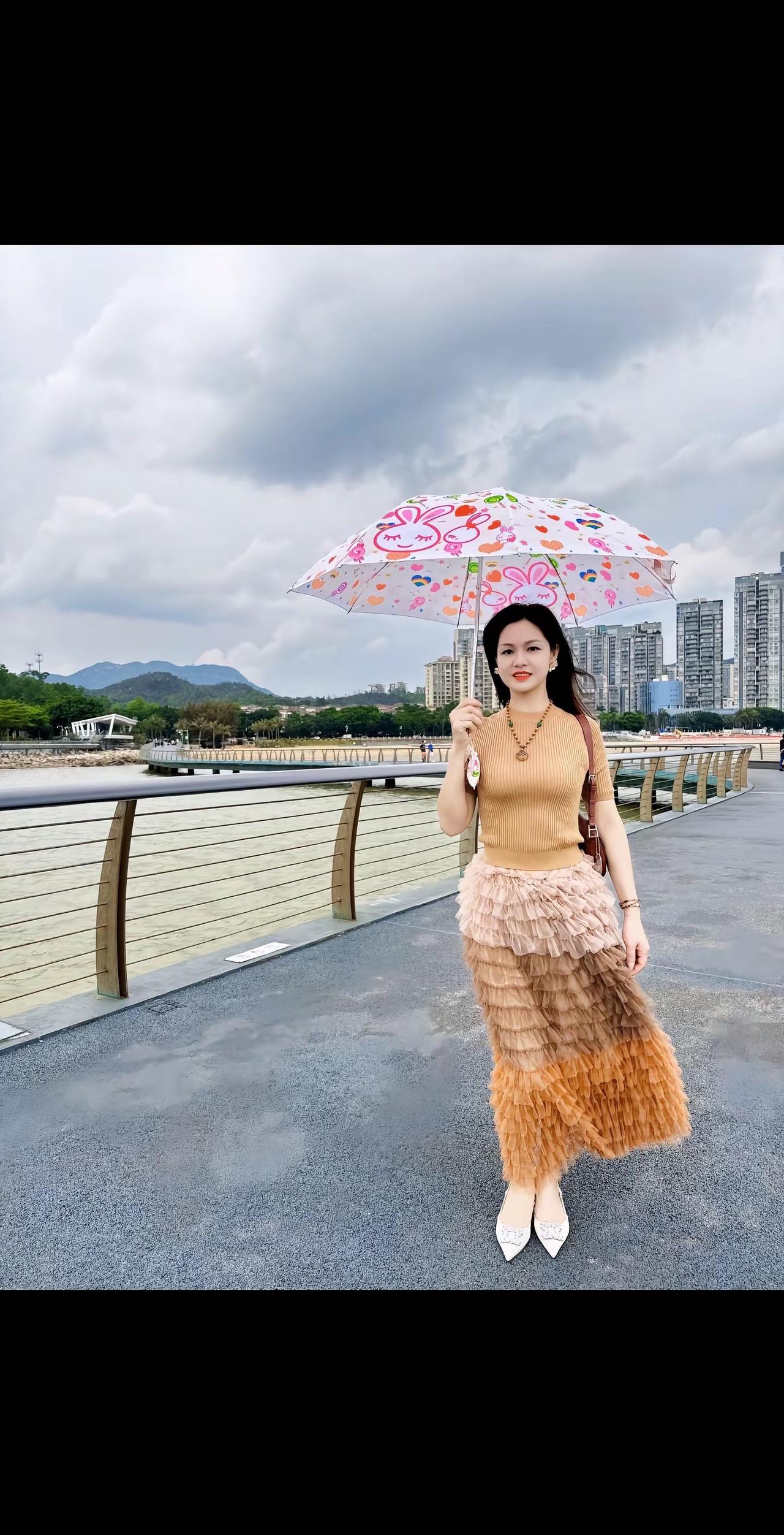 生活的丰盛，不是拥有多少。
而是你有多少喜欢的事在支撑。
一眼心动的夏季穿搭 氛