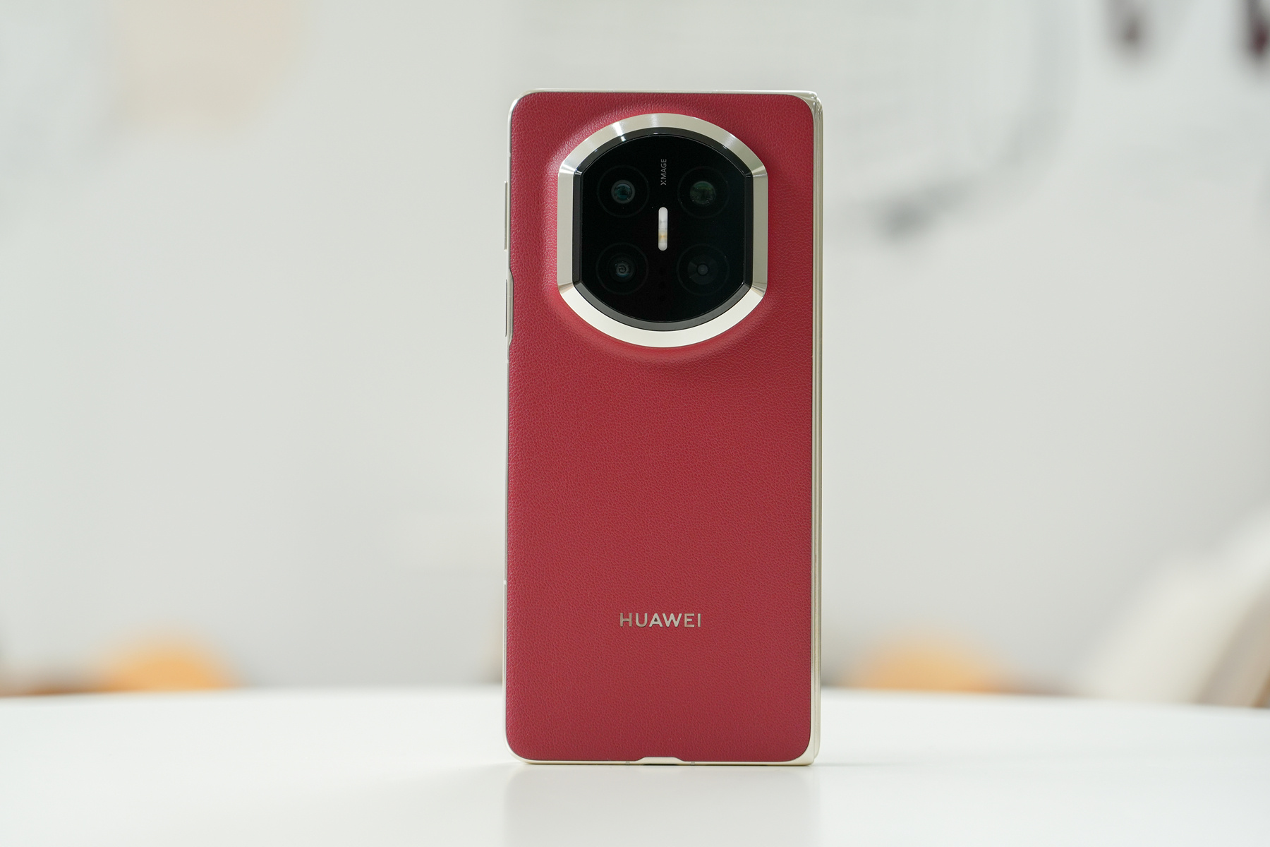 给对象挑跨年礼物，华为MateX7直接拿捏她的审美！选的寰宇红超显质感，配她的淑