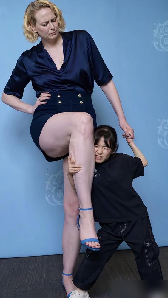 扒开好莱坞的底裤，你会发现女演员最大的原罪，就是比男主角高。
我告诉你，这不是