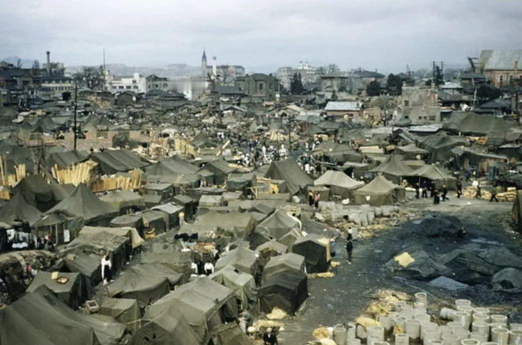 这是朝鲜战争后搭建的帐篷村景象。（20世纪50年代） 1953年朝鲜战争停战协定