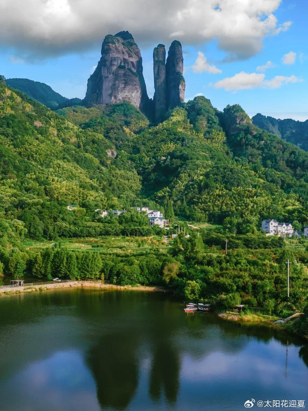 盛夏追光之旅微博旅行ing衢州江郎山，藏着名副其实的丹霞第一奇峰，三峰耸立成鬼斧
