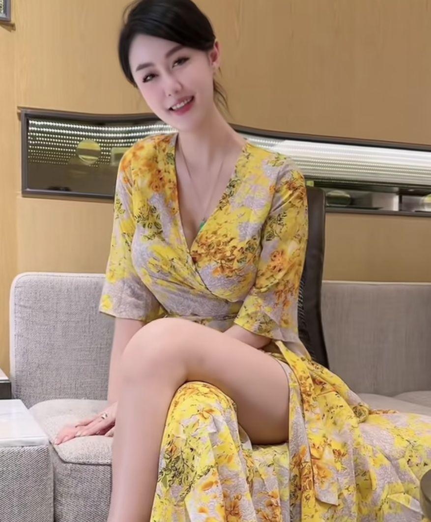 普通女人一个月
最低消费
1、一日三餐: 1000元
2、漂亮衣服: 800元