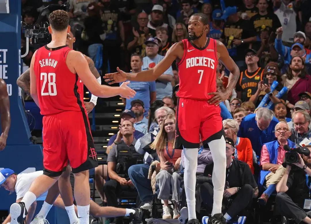 火箭最后5分钟突然不会打球了。
 
你知道他们关键球胜率排联盟第22吗？40%的