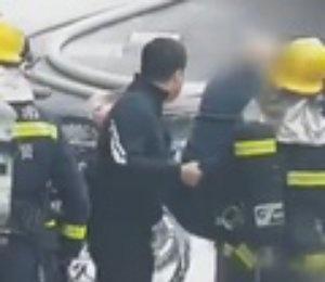 火光中的逆行！民警背起老人那一刻太帅了网页链接