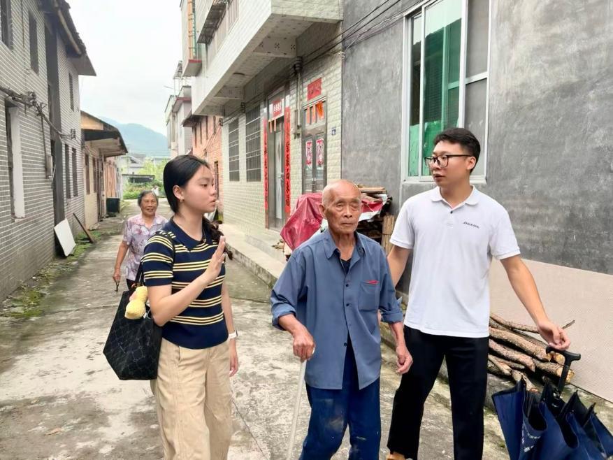 中山大学师生在连州助力“村民讲村史”修撰工作