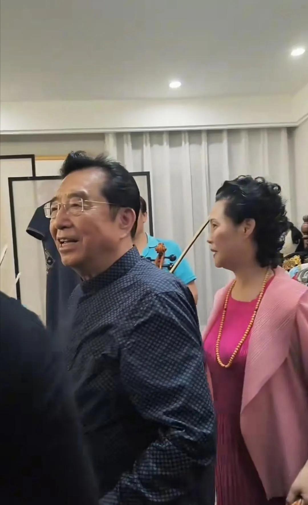 近期，李双良携妻子梦鸽一同出现在朋友的聚会上。85岁的李双江状态很好，头发乌黑亮