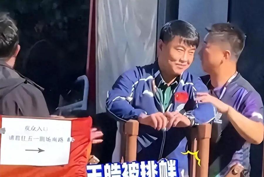 王皓拿过18个世界冠军。2026年10月6日，他在北京首钢园赛场外被上百人围着骂