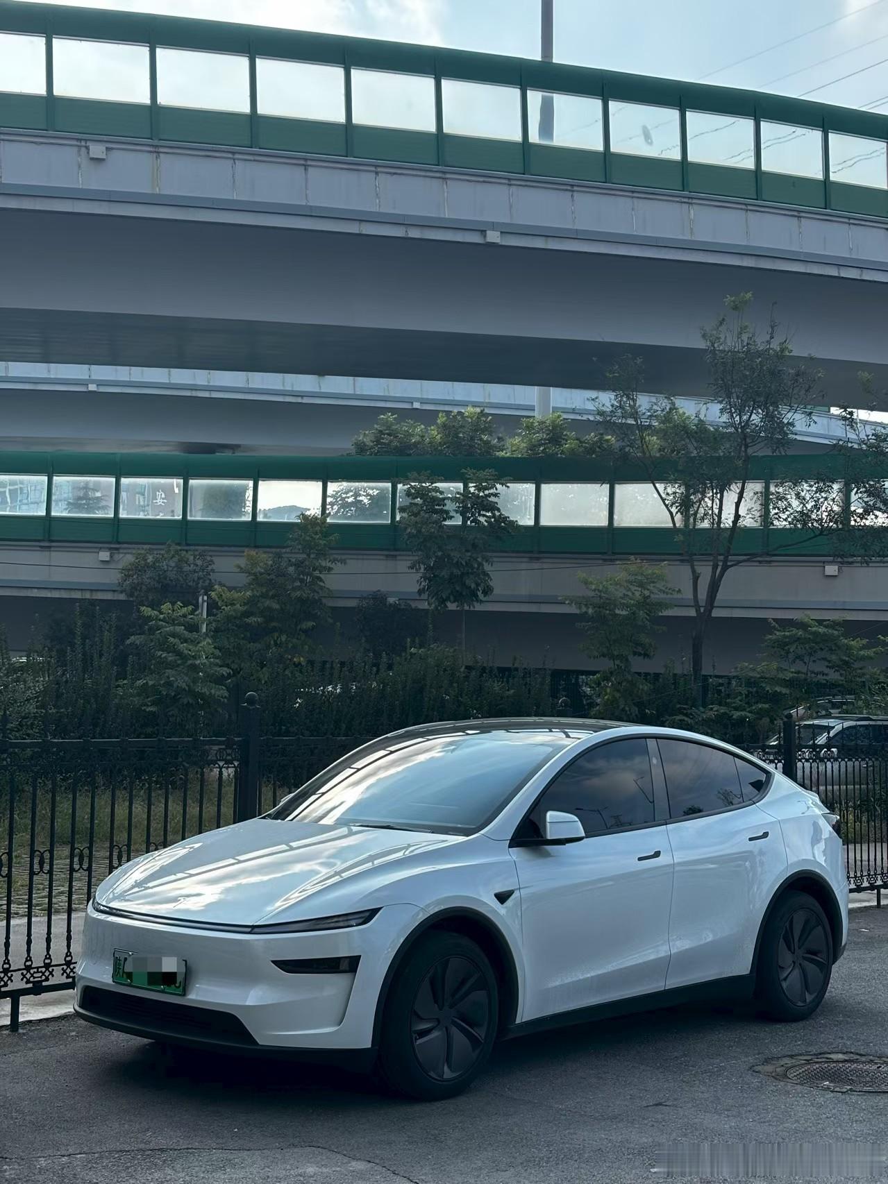 最新车源：特斯拉ModelY 后轮驱动版25年12月上牌，仅仅3800km原版原