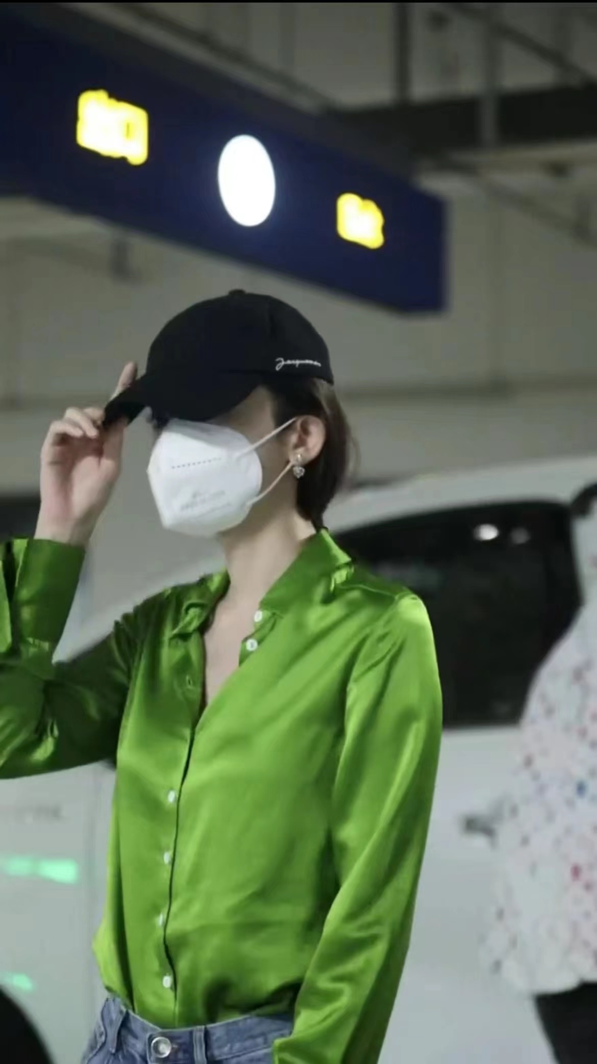 今日惊喜现身北影节彩排现场，绿色丝绸衬衫搭配蓝色牛仔裤春天的感觉扑面而来，在电梯