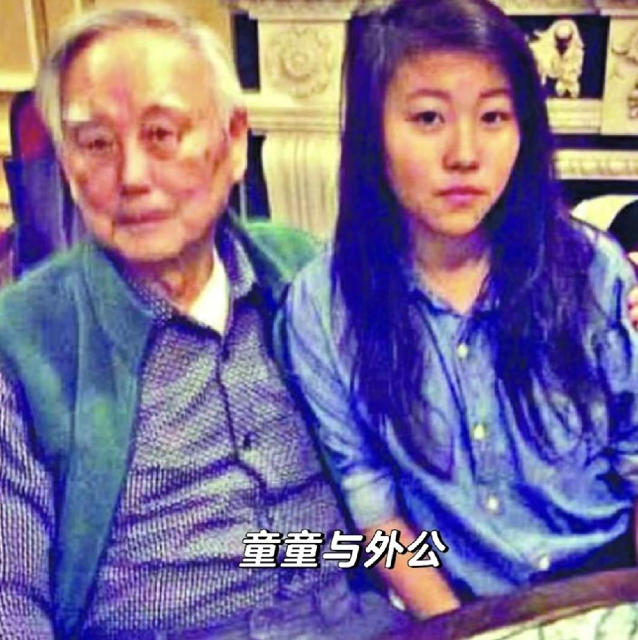 和外公在一起的窦靖童好幸福。
王菲的妈妈和哥哥相继离世，童童和外公相处的时光格外