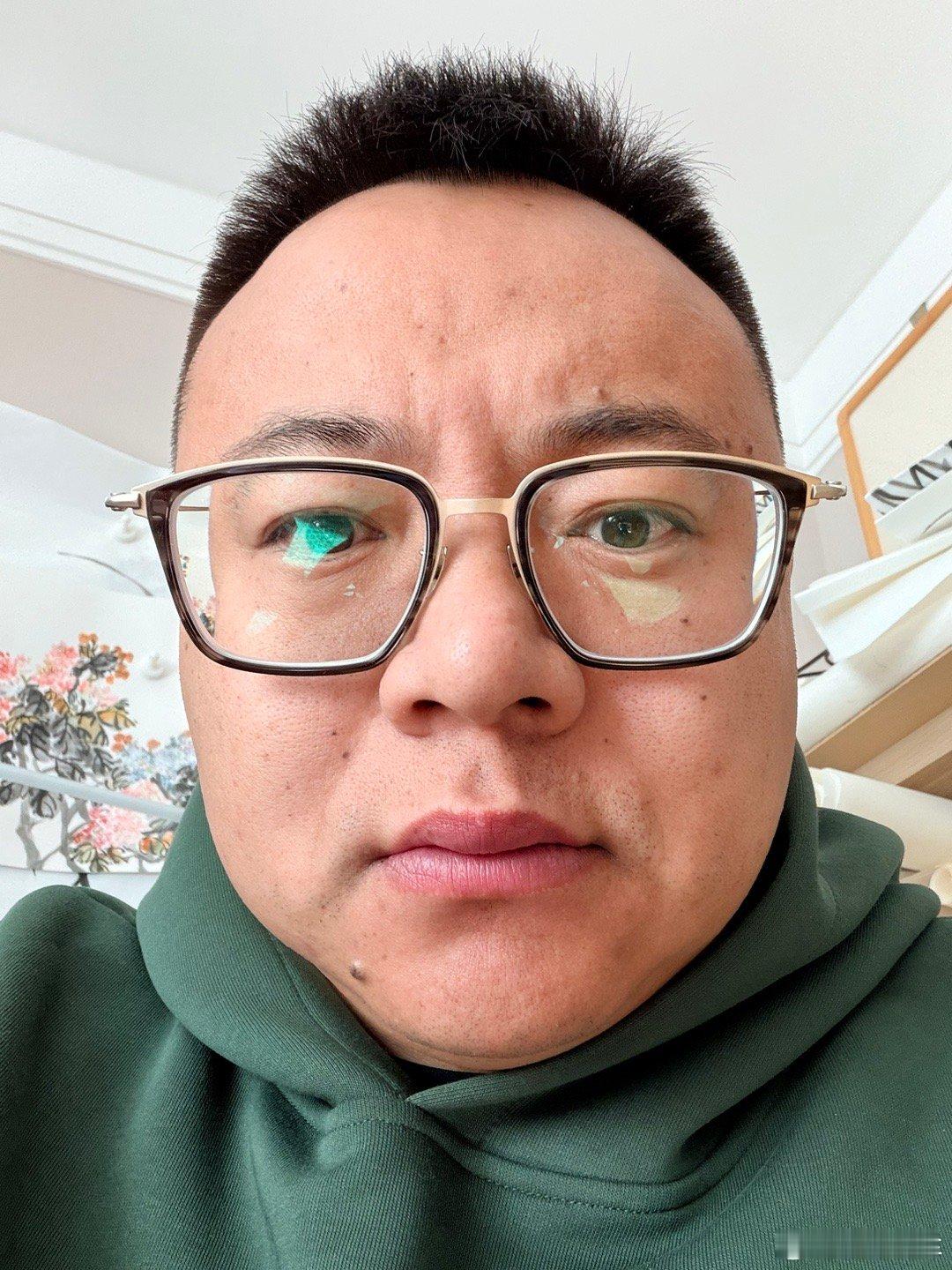 刚去理发老板说我是他蛇年最后一个顾客 完了他就高铁回安徽老家过年了我说我是昨天刚