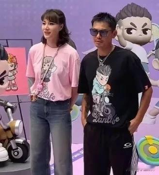 林丹和谢杏芳的同框近照。八月初，林丹和谢杏芳一同亮相深圳，为北京大学校友羽毛球联