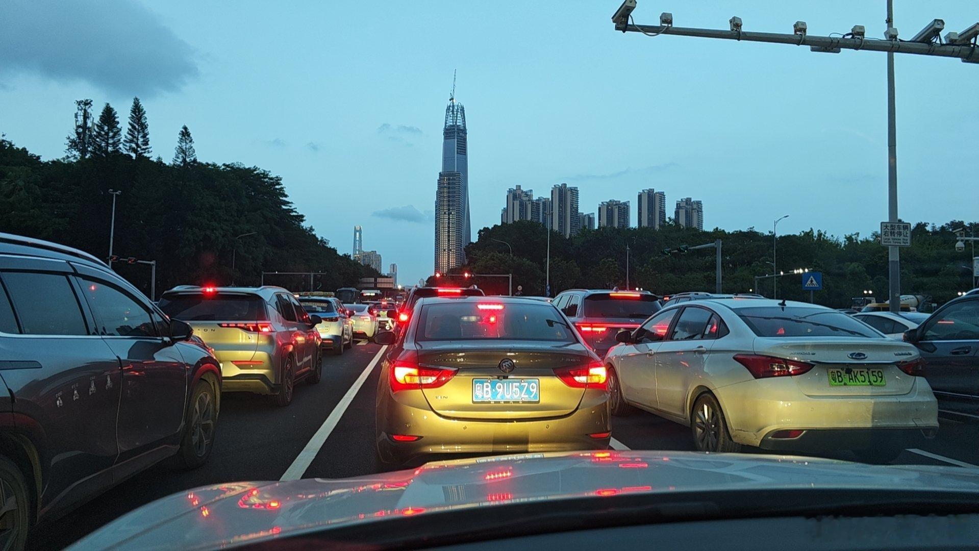 这种红绿灯放车的根据是啥啊？导航143秒开始倒数，算上绿灯两轮过去了，我听完差不