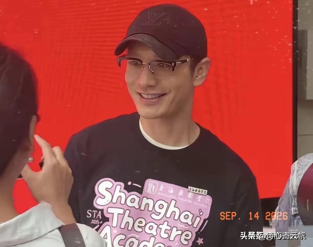 黄晓明，终于圆梦
9月12日，演员黄晓明前往上海戏剧学院办理入学，出席开学典礼，