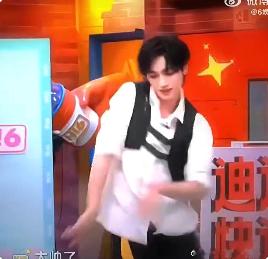 丁程鑫轻点扭 丁程鑫叫张艺凡宝贝私下嘴甜又会撩，舞台上又帅又绝 