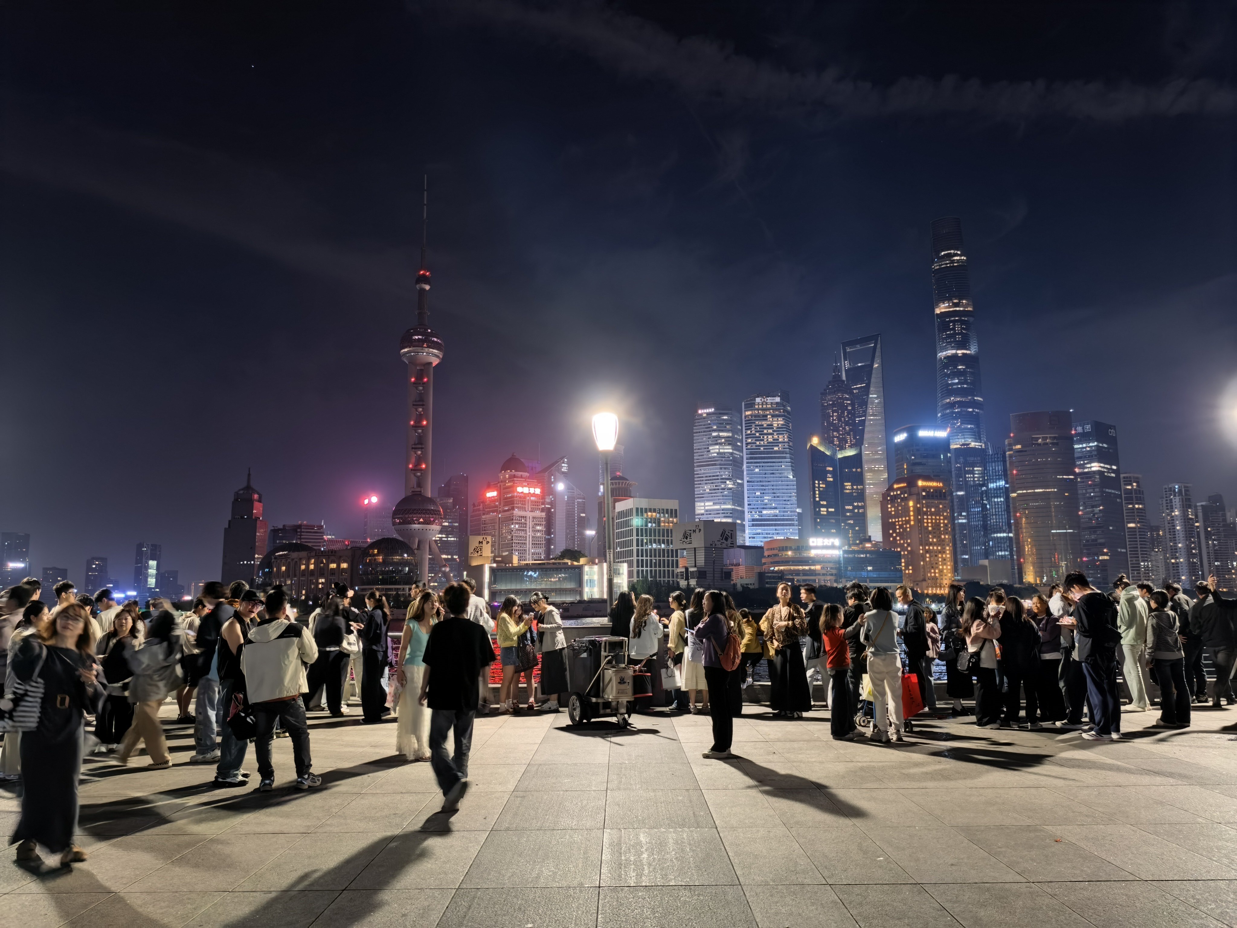 五一旅游景点人人人你人人人 昨晚11点多，外滩观景区人依旧非常多 灯光灭了，也不