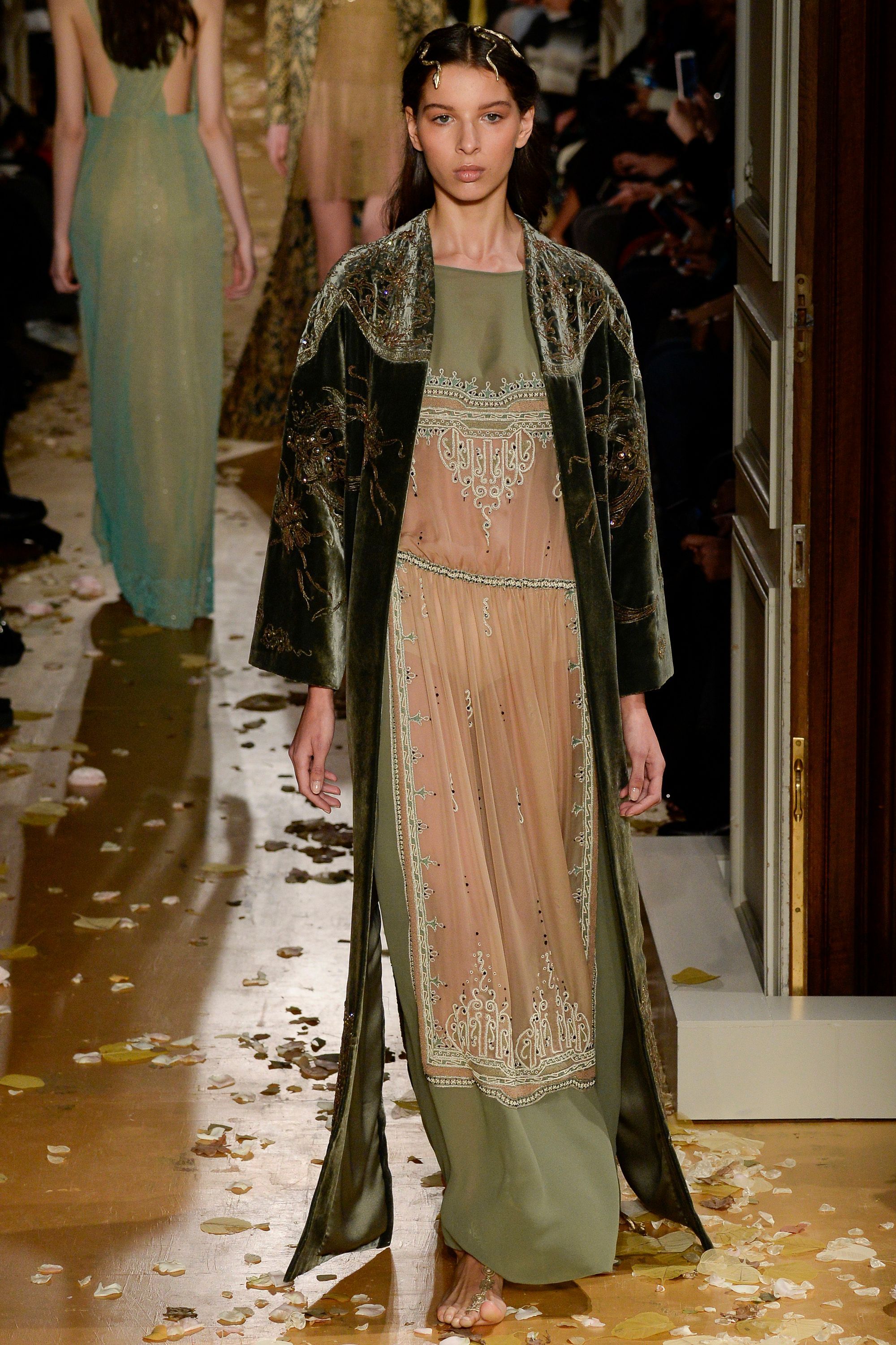 Valentino 2016春夏高定，十年前的华伦天奴高定又美又仙。时尚灵感解读