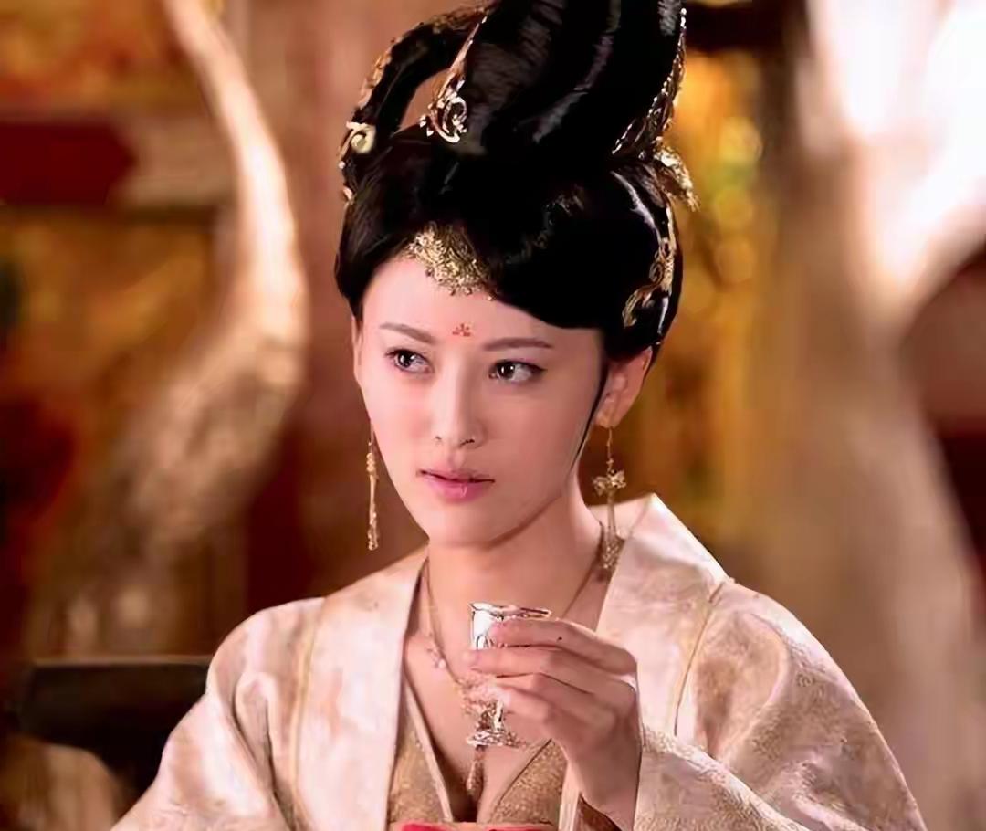 武则天称帝前夜，太平公主呈上燕窝，她喝完，转身却对上官婉儿说
 
烛火摇曳的紫宸