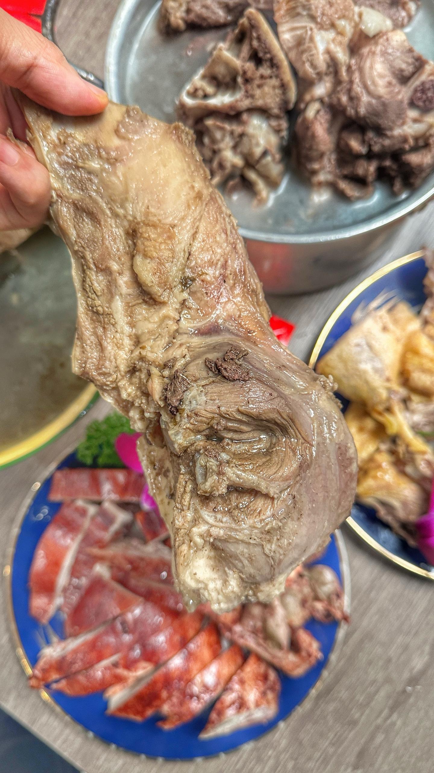 一个电话，大田大骨头，烤兔，白斩鸭就来了。新年必须大口吃肉，热气腾腾...