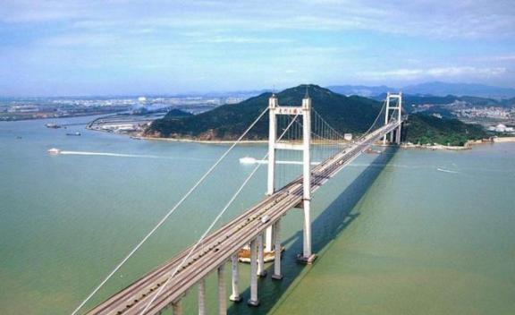 1997年，胡应湘30亿承建虎门大桥通车，他信誓旦旦的说：回本后就把大桥送给国家