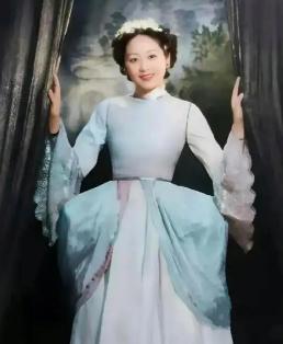 民国大佬宋子文找人盖私人别墅，意外看上包工头年仅20岁的貌美女儿，姑娘随口喊了一