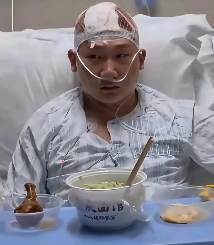 近日，网红王扁在重庆摆摊时，前经纪人突然拿着刀冲到他面前捅他，周围粉丝反应过来后