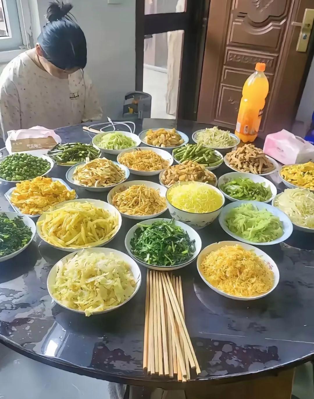 今儿去对象家可把我整懵圈了！一进家门，好家伙，餐桌上摆满了菜，还想着准备顿丰盛的