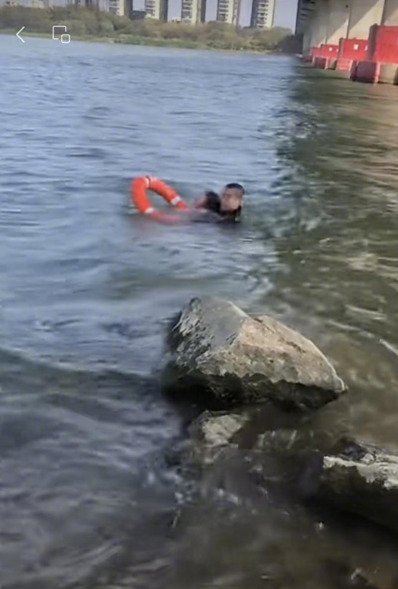 2月3日13时许，洪湘楷和朋友在云步村的一处大堤边钓鱼。突然，他听到一名阿婆呼喊