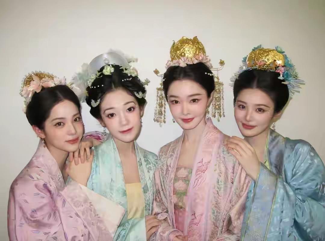 这四位美女，哪位最具气质呢？

这四位美女皆容貌出众，个个美若天仙，气质优雅。