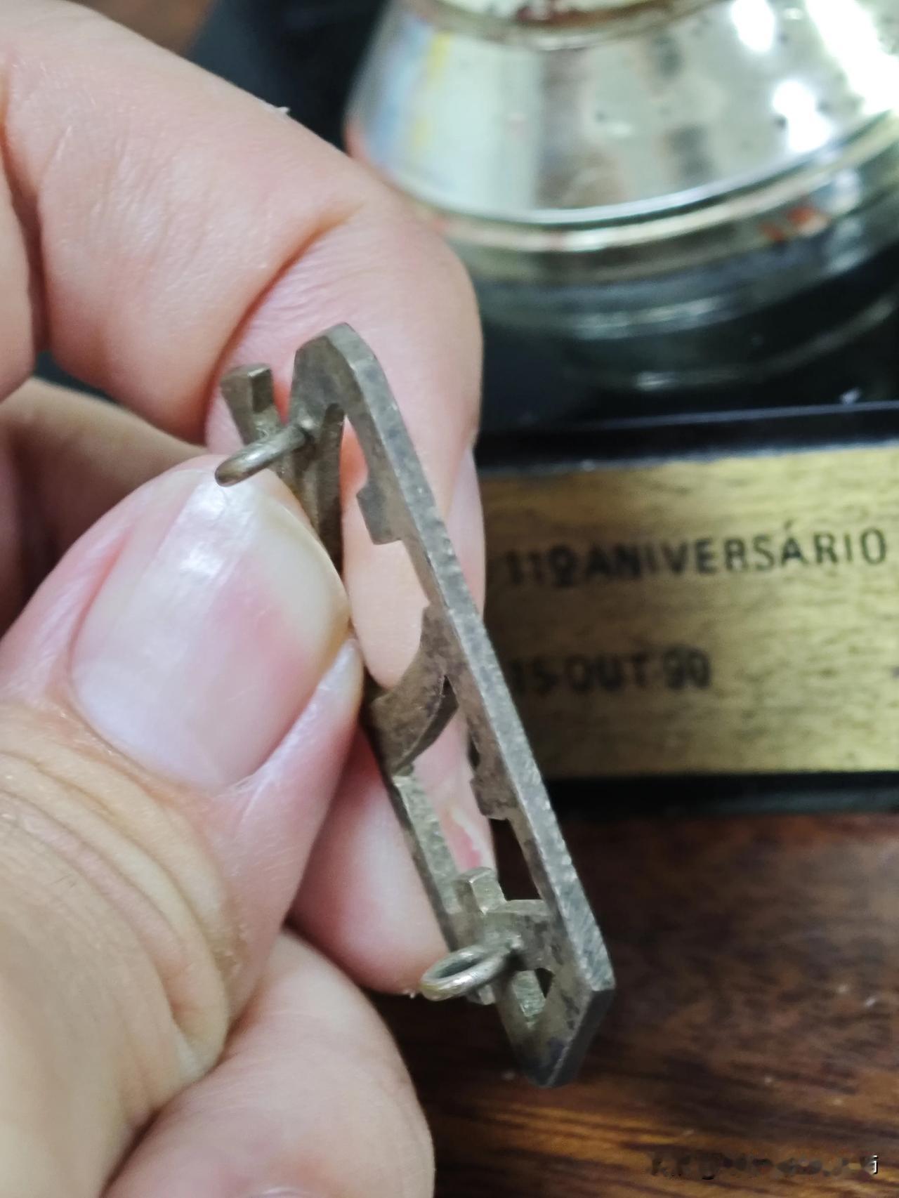 今天的收获·民国时期的澳门警察领章
​比较有意思，是银质的。