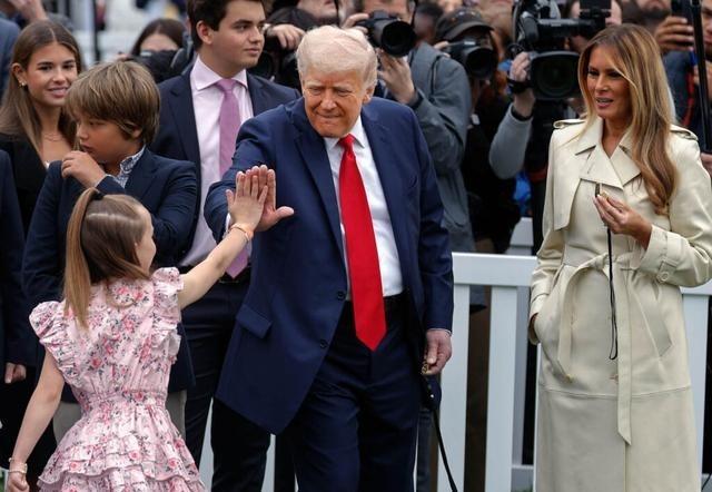 特朗普为空袭伊朗的辩护：伊朗人请求他持续轰炸，不要停！

当美国一架战机在伊朗上