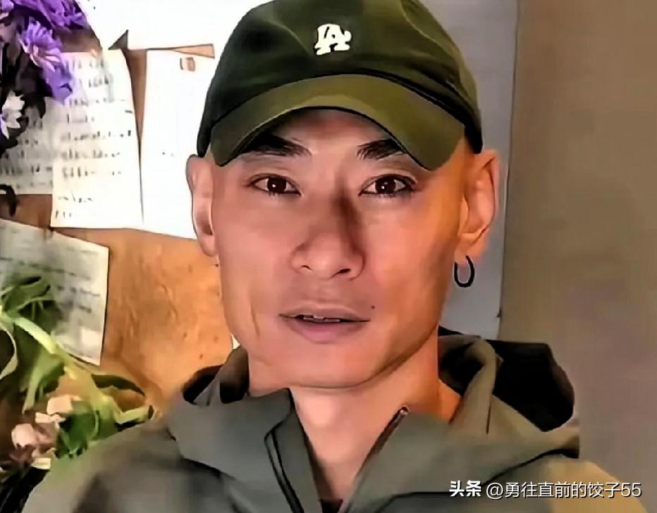 长城敲日鼓的光头哥叶松源，最近被网友质疑身份。叶松源定居成都20年，在成都经营“