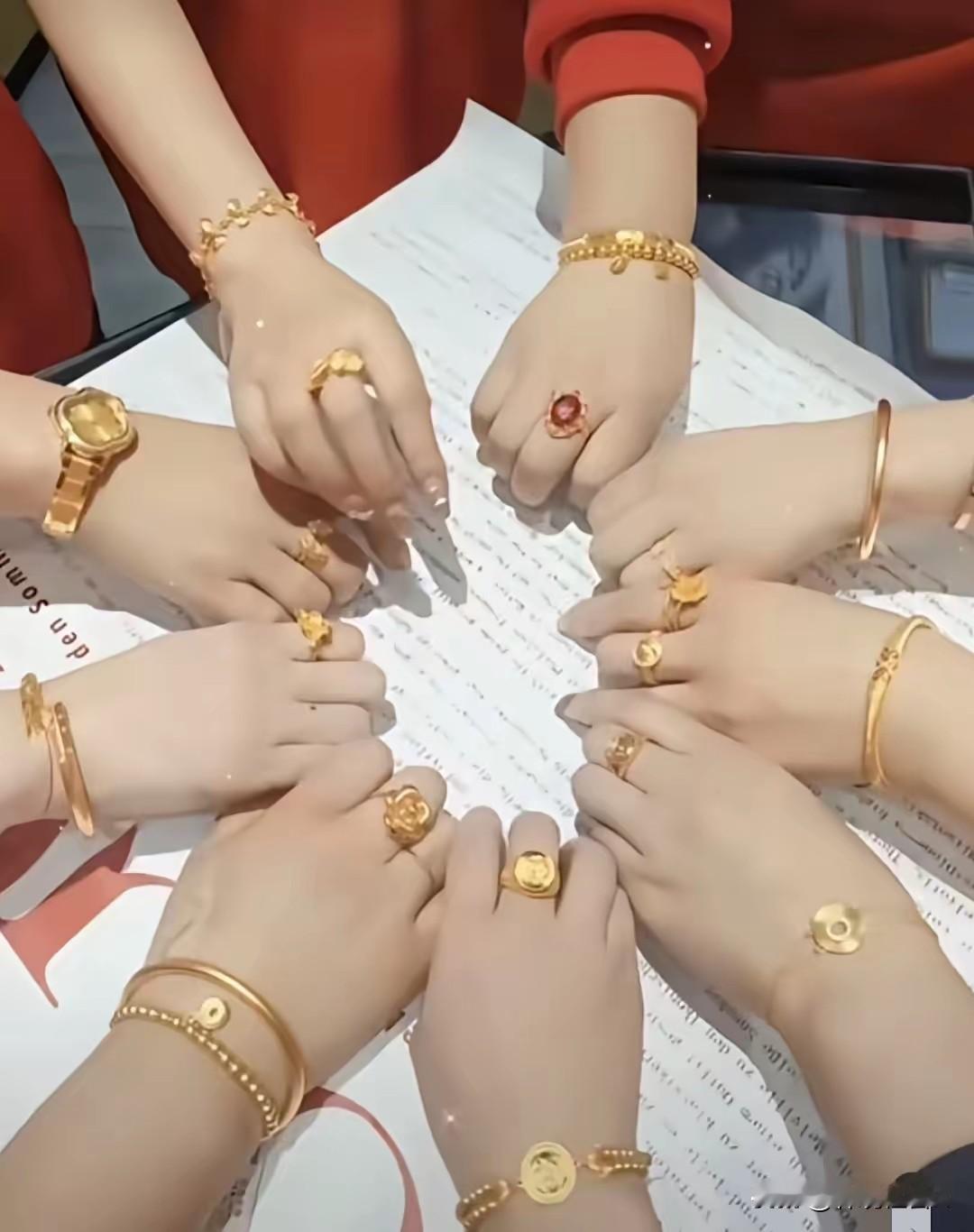 就这几双美丽的手，哪一个我也不喜欢！看看她们穿金戴银、染指甲的手指头，如此富贵之
