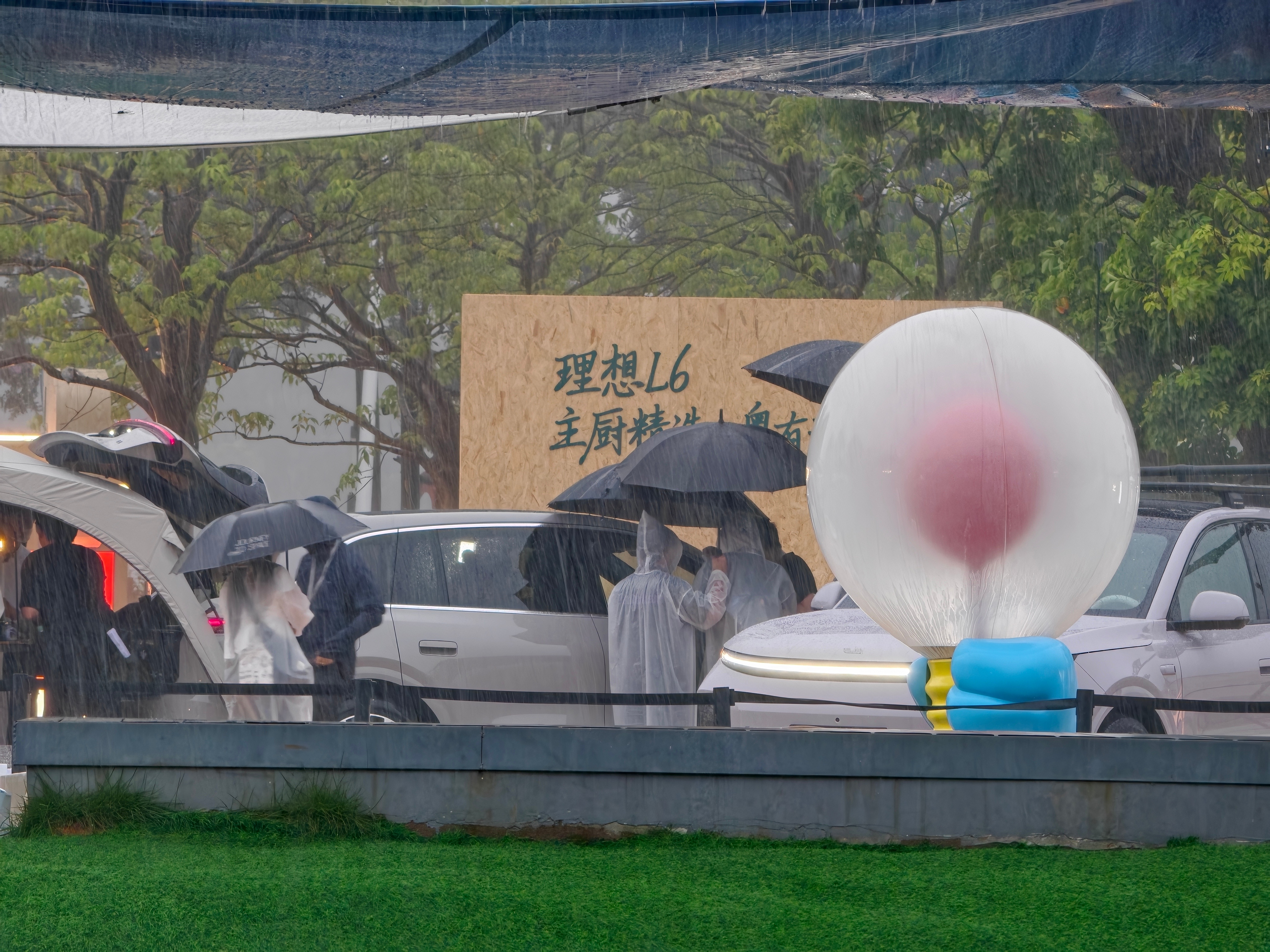 台风登陆前夕，突降暴雨！于是就有了这一幕，真不容易！有这样的执行团队，理想L6想