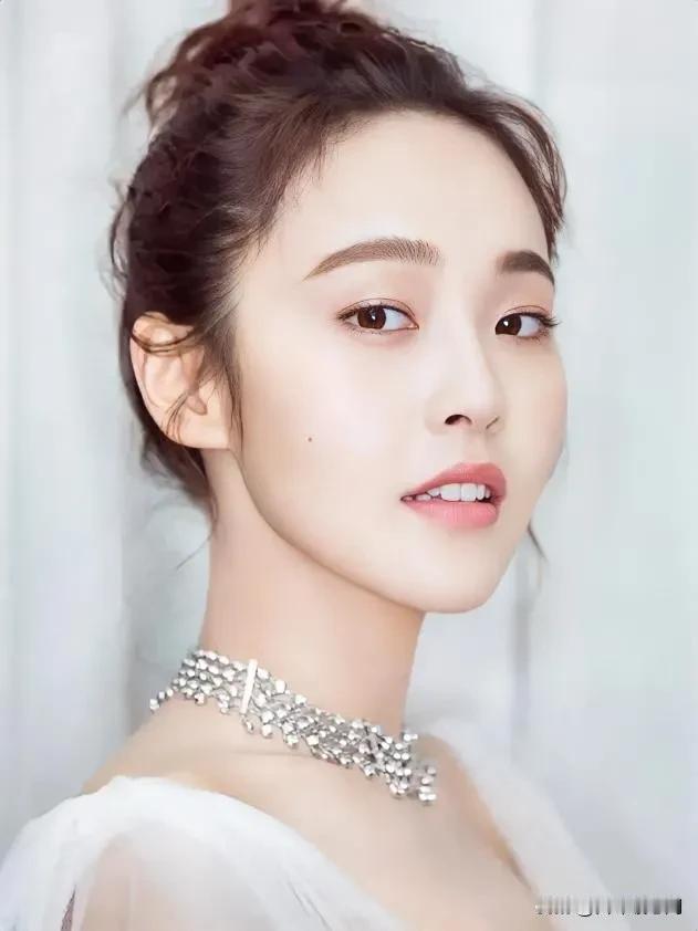 张佳宁，挺好的一个演员，就是看她的剧吧，总感觉都一个样子，要是演技能再突破一下就