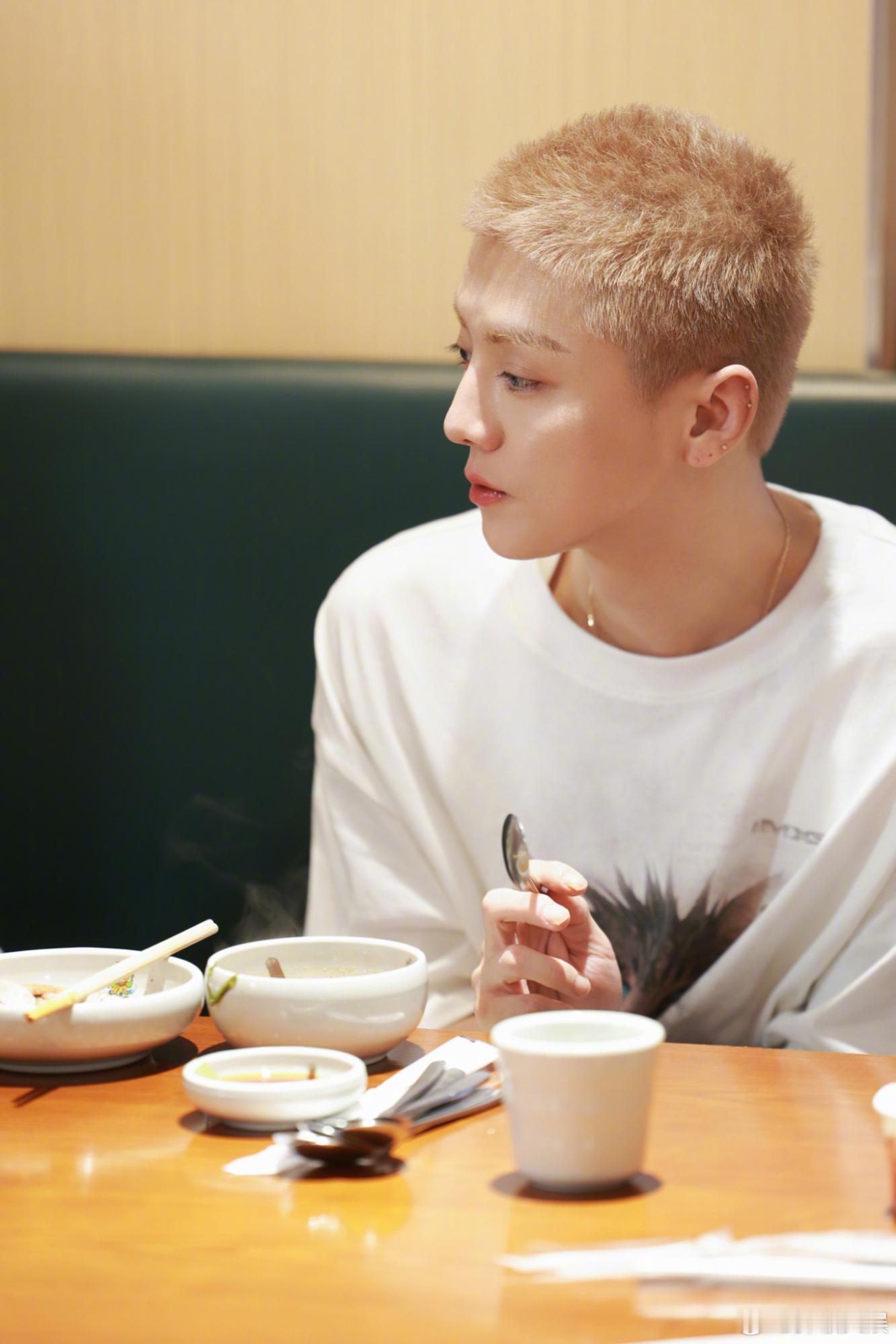 鹿晗这次真不舒服了鹿晗腿长1.84m哈哈哈哈哈挑战过程并不轻松，靠着大家互相搭把