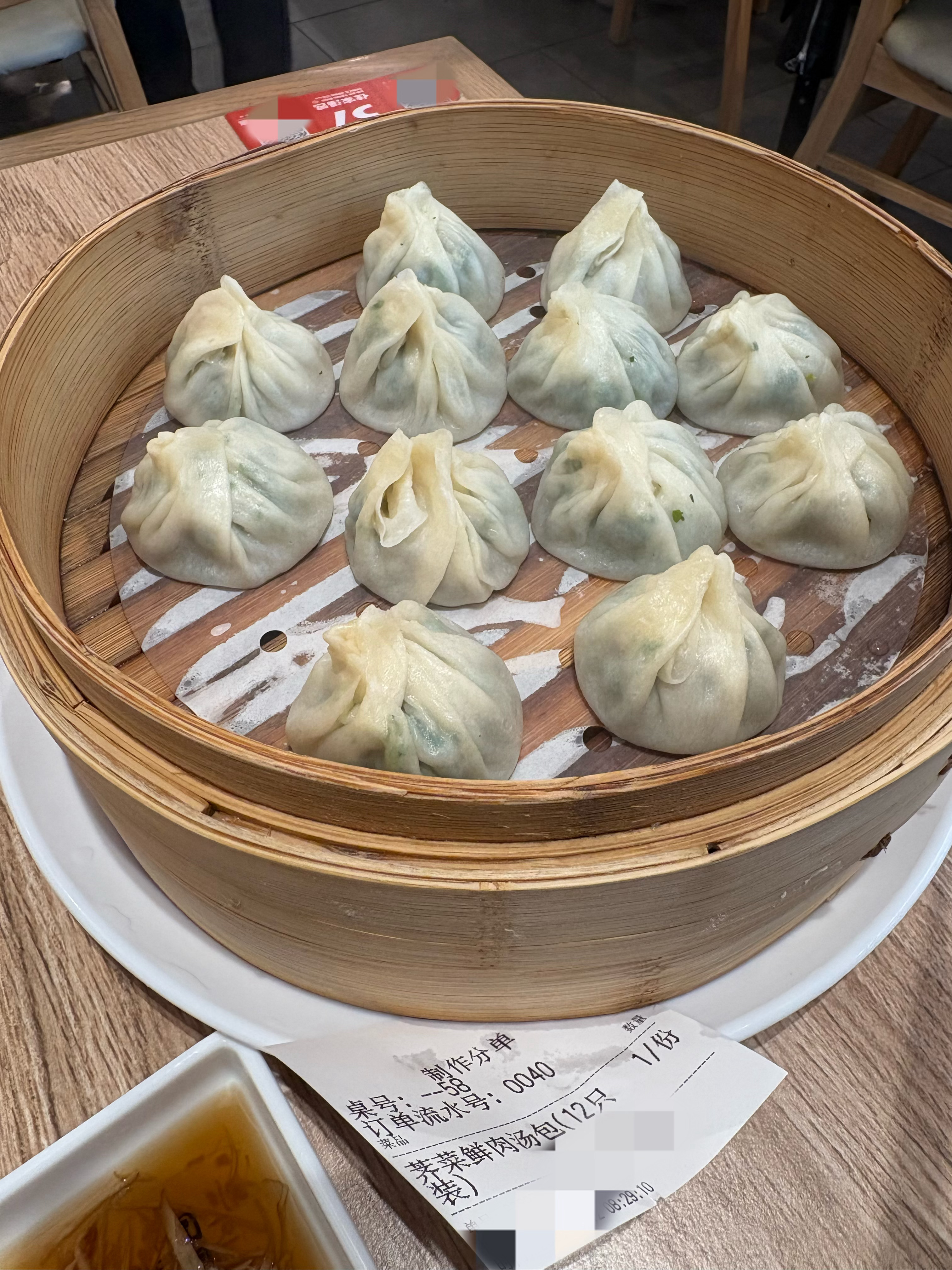 早上8点30，酒店楼下的蝴蝶酥已经排起了长长的队。去上海黄河路美食街吃了个早饭，